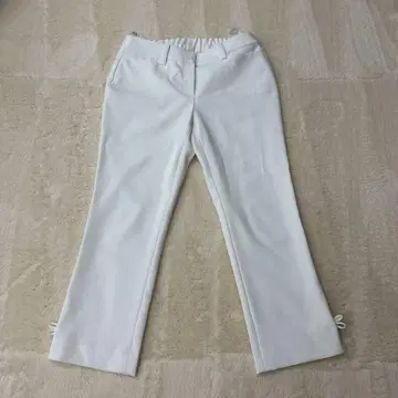 새상품급 TO BE CHIC 화이트 리본 포함 크롭 팬츠
