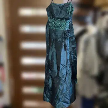 다크 그린 자수 슬리브리스 롱 드레스