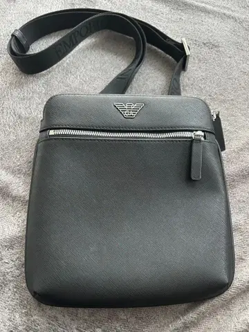 엠포리오 아르마니 블랙 숄더백