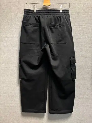 AKIO 숏 기장 블랙 팬츠