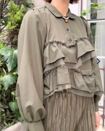 POPPY 웨이비 개더 프릴 블라우스 카키색 프리 사이즈