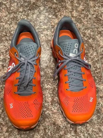On 러닝화 오렌지/그레이
