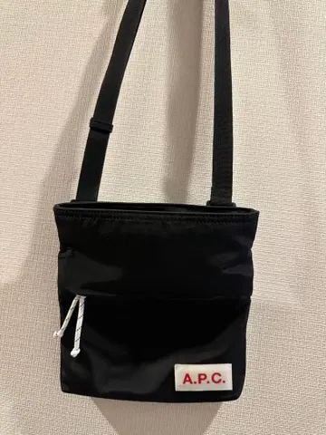 A.P.C. 숄더백 블랙