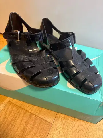 비닐 소재 구르카 샌들