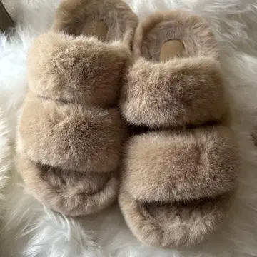 La Crema 베이지 퍼 샌들 미사용