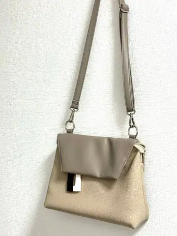 새상품급 ear PAPILLONNER 수지 참 플랩 숄더백