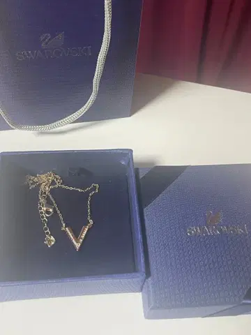 스와로브스키 V자형 목걸이 골드