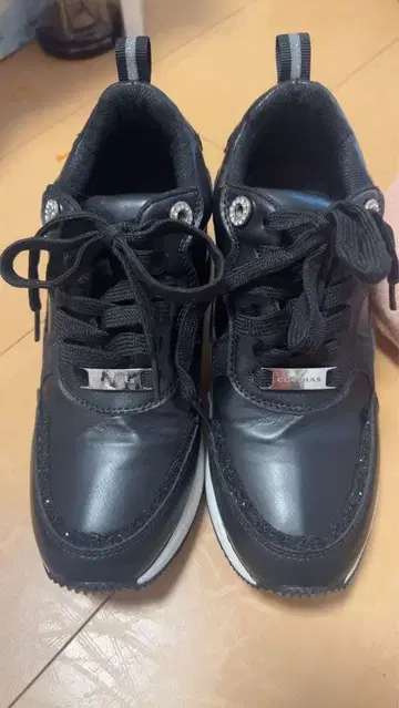 클레이 블랙 스팽글 스니커즈