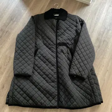 AKTE 블랙 퀼팅 롱 코트