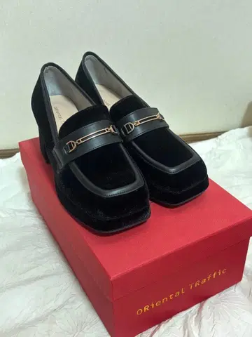 오리엔탈 트래픽 블랙 벨벳 로퍼 힐 6cm