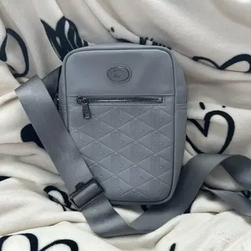 LACOSTE 모노그램 숄더백 그레이