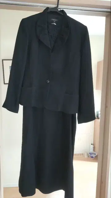 블랙 스커트, 블라우스, 자켓 수트 포멀