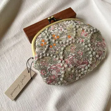 신상 한정판 원단 Strawberry thief Spring에 탬버린