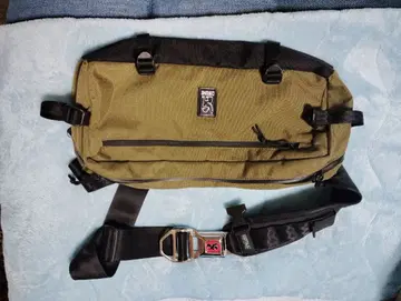 Chrome 카뎃 올리브색 바디백