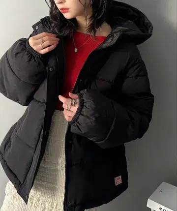 Java 따뜻하고 포근한! 숏 기장 후드 부착 충전솜 페이크 다운 코트