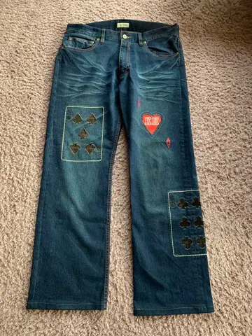 칼 헬무트의 하트와 카드놀이 무늬가 있는 데님 팬츠