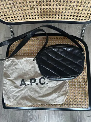A.P.C. 블랙 숄더백 수납 가방 포함