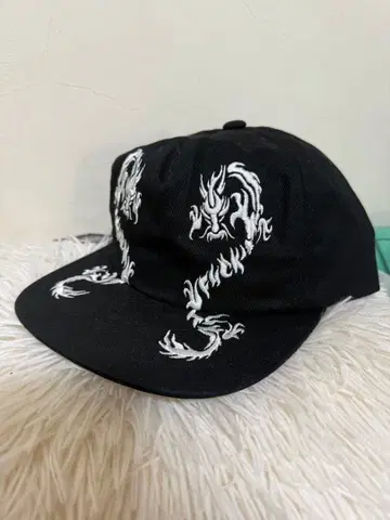 HUF 드래곤 자수 스냅백 캡