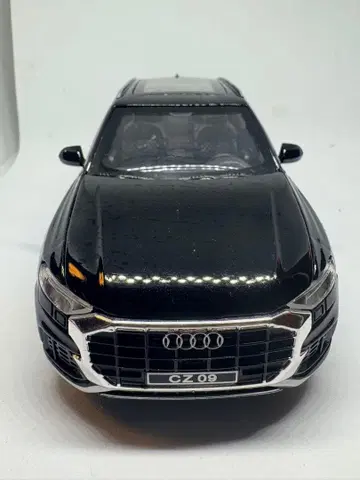 점등하는 Audi Q7 블랙 미니카 1/43