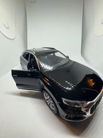 점등하는 Audi Q7 블랙 미니카 1/43