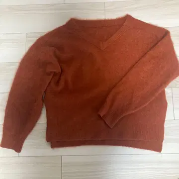 빨간색 오렌지 V넥 퍼지 스웨터 긴팔