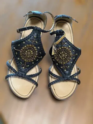 블랙 비즈 장식 웨지 샌들