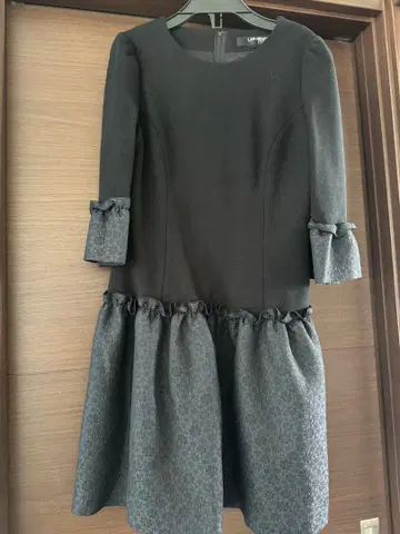 UNIVERSAL MUSE 프릴 원피스