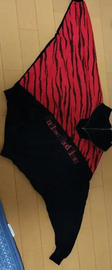 빨간색과 검은색 스트라이프 오버 사이즈 맨투맨