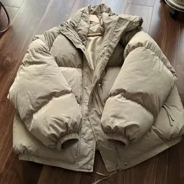 (Crisp) 베이지 후드 부착 다운 자켓 [ 사용 횟수 1회 ]