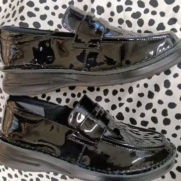 Dortuca 블랙 에나멜 스트랩 로퍼