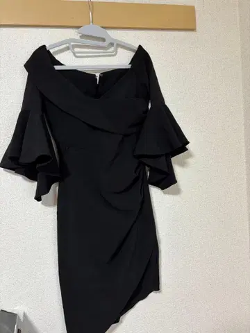오프숄더 블랙 타이트 드레스