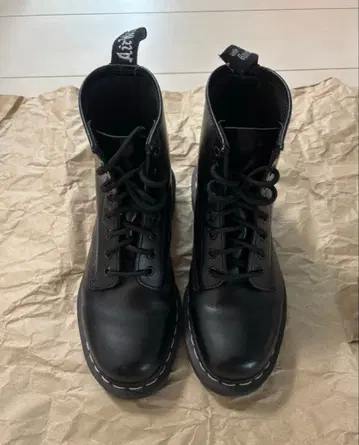 닥터마틴 1460 화이트 스티치 8홀 부츠 UK6