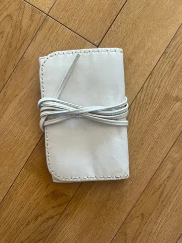 화이트 가죽 접이식 지갑