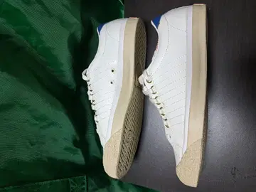 화이트 스트라이프 스니커즈