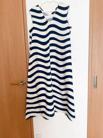 유니클로 x 마리메꼬 V넥 플레어 원피스 슬리브리스