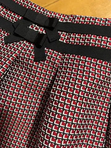 M's GRACY과 화이트의 기하학 패턴 플레어 스커트