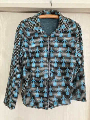 블랙과 파랑 체크 무늬 집업 자켓