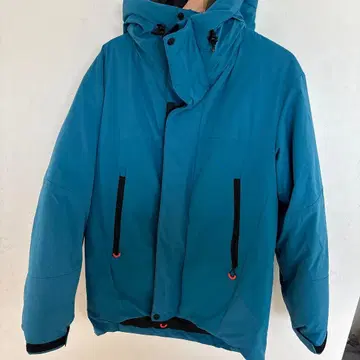 파란색 후드 부착 다운 자켓