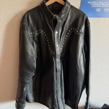 스터드 장식 블랙 가죽 자켓