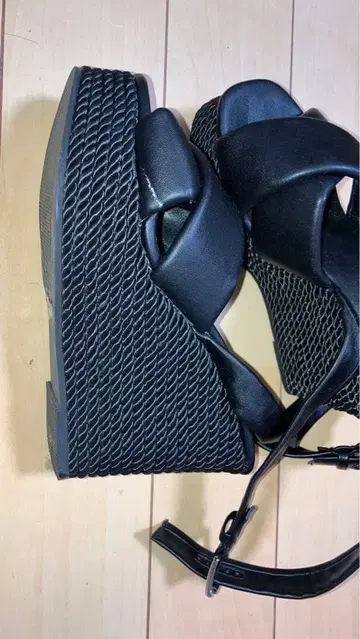 블랙 크로스 스트랩 웨지 샌들