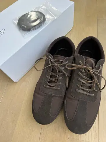 Etretokyo 매트 새틴 로우컷 스니커즈 브라운 37