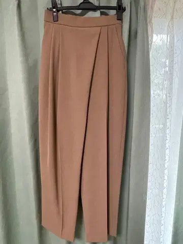 Conte 턱입은 베이지 와이드 팬츠