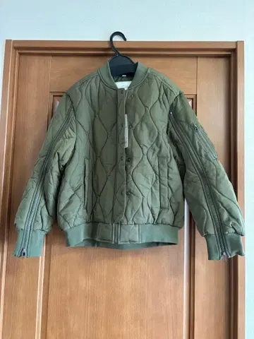 GU 퀼팅 자켓 S 사이즈 올리브 by rokh