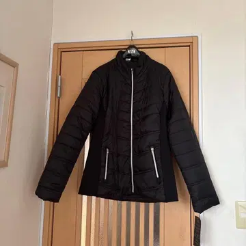 새상품 블랙 가볍고 따뜻한 스탠드 카라 점퍼 L