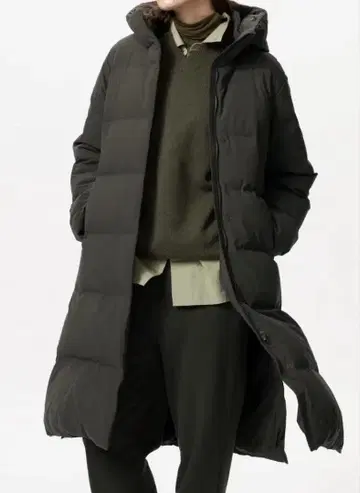 유니클로 심리스 다운 롱 코트 블랙