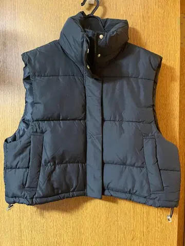 블랙 다운 베스트 슬리브리스