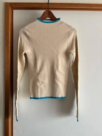 [새상품] 아이보리에 스카이블루 트리밍 긴팔 리브 하이넥 니트