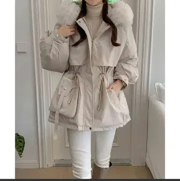 베이지 후드 부착 다운 자켓