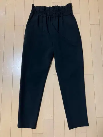 저널 스탠다드 허리 셔링 블랙 팬츠