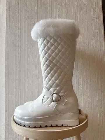화이트 퀼팅 롱 부츠